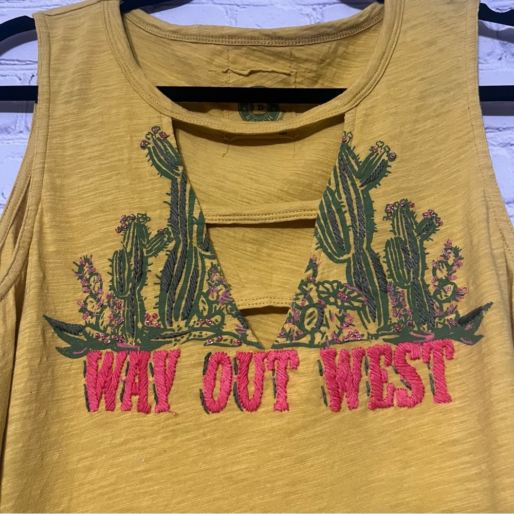 Double D Ranch Way Out West Top V-Neck Yellow Cactus Design Western Medium - Picture 3 of 9